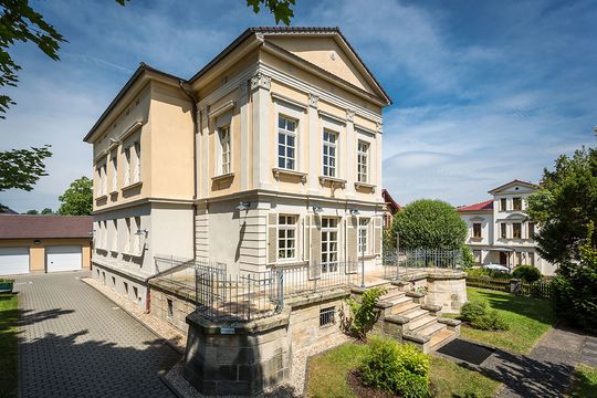 In der sanierten Villa in der Rosa-Luxemburg-Straße 13 in Eisenberg sind die Ambulante Therapie und die Geschäftsstelle des Alternative e.V. ansässig