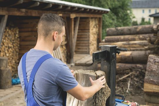 Ein Jugendlicher arbeitet auf dem Holzplatz